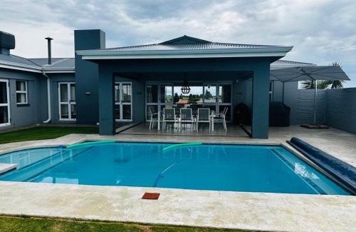 Vaal Marina House | Harbour Town 12 Sleeper