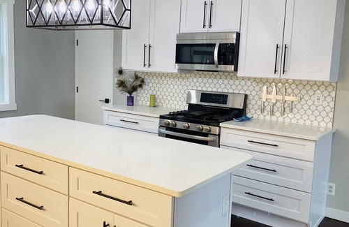 Greilickville House | Harbour View Farmhouse—Gorgeous marina views close to downtown! Fully remodeled!