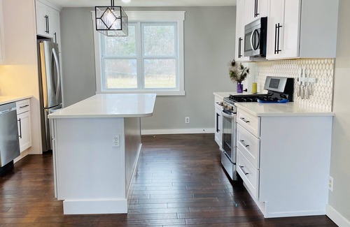 Greilickville House | Harbour View Farmhouse—Gorgeous marina views close to downtown! Fully remodeled!