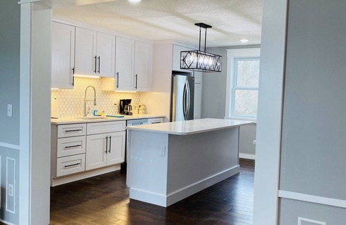 Greilickville House | Harbour View Farmhouse—Gorgeous marina views close to downtown! Fully remodeled!