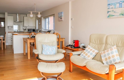 Christchurch Cottage | HARBOUR VIEW, MUDEFORD, pet friendly, with a garden in Christchurch