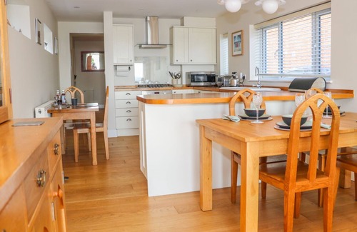 Christchurch Cottage | HARBOUR VIEW, MUDEFORD, pet friendly, with a garden in Christchurch