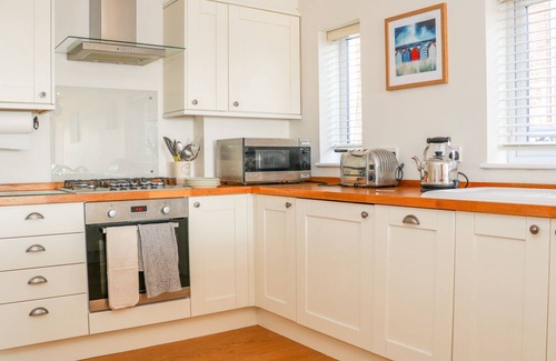 Christchurch Cottage | HARBOUR VIEW, MUDEFORD, pet friendly, with a garden in Christchurch