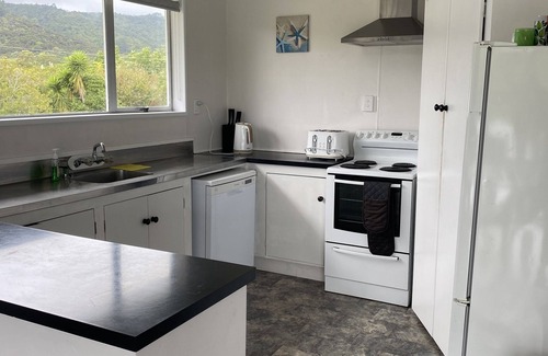 Coromandel House | Harbour views, close to town