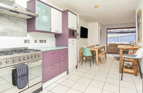 Bembridge Cottage | Harbour Walk - a house that sleeps 6 guests in 3 bedrooms