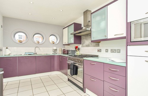 Bembridge Cottage | Harbour Walk - a house that sleeps 6 guests in 3 bedrooms