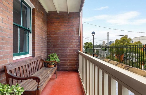 Millers Point Apartment | Harbourfront meets Heritage Chic near Barangaroo