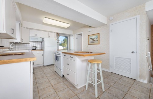 South Haven Condo | Harbours #4 - Lake front, pool, private beach