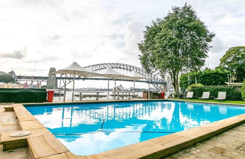 McMahons Point Apartment | Harbourside 45 spacious affordable studio in Harbourfront location