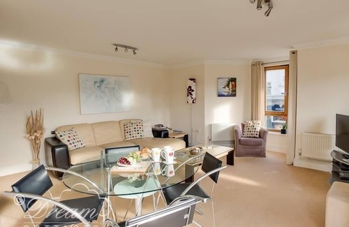 Weymouth Cottage | HARBOURSIDE APARTMENT, romantic in Brewers Quay Harbour