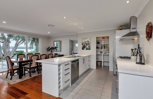 One Tree Point House | Harbourside Views - One Tree Point Holiday Home