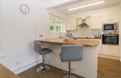 Heligan Cottage | HARCOMBE HOUSE BUNGALOW 8, family friendly, with pool in Chudleigh