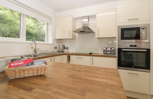 Heligan Cottage | HARCOMBE HOUSE BUNGALOW 10, family friendly, with pool in Chudleigh