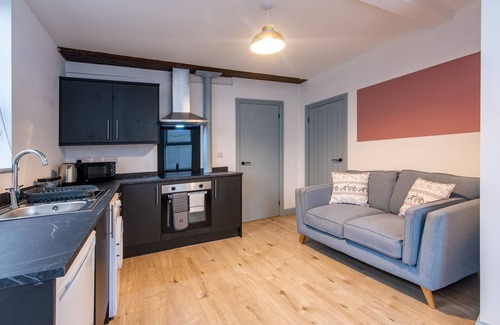 Newark Apartment | Harcourt 1A: 2BR Flat with Parking in Newark