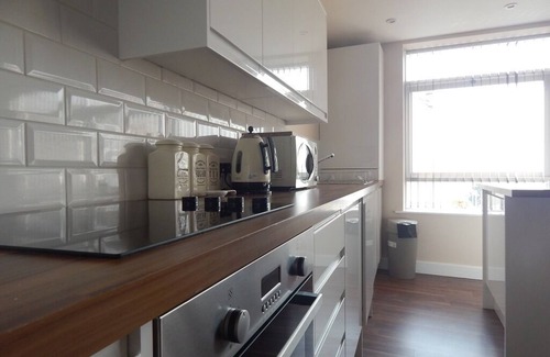 Scarborough City Centre Apartment | Harcourt Place - Apartment 3 - Seaview - sleeps 8