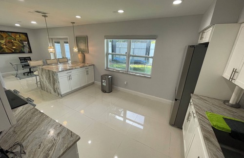 Carol City Villa | Hard rock house ~ 5 Min to stadium and events