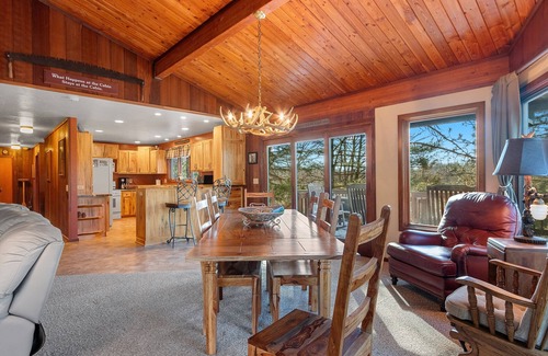 Athelstane Cabin | Hardwood Point nAmazing 7-bedroom vacation compound in Silver Cliff with AC WiFi