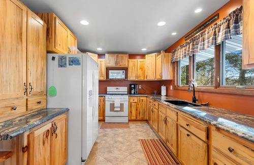 Athelstane Cabin | Hardwood Point nAmazing 7-bedroom vacation compound in Silver Cliff with AC WiFi