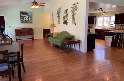 Hardy House | Hardy Lakehouse Lilypad, large 3-bedroom house on lake with boats and game room