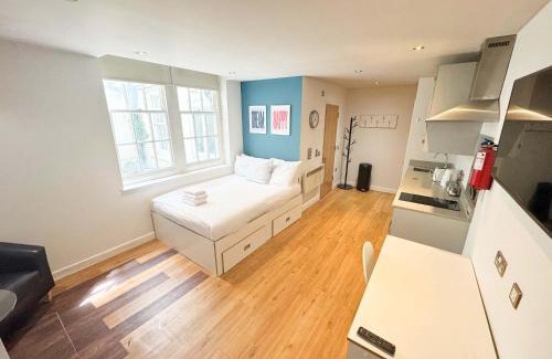 Bristol Floating Harbour Apartment | Harford House Studios 07 - Hopewell