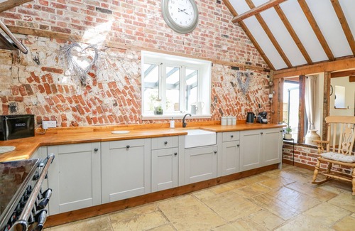Carleton Rode Cottage | HARGATE FARM BARN, pet friendly, with hot tub in Old Buckenham