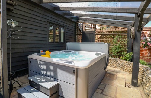 Carleton Rode Cottage | HARGATE FARM BARN, pet friendly, with hot tub in Old Buckenham