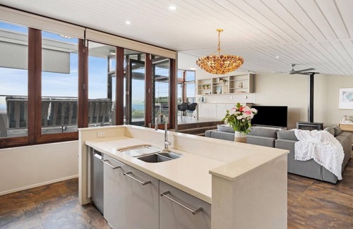 Noraville House | Hargraves Beachfront at Noraville - Hargraves Beachfront at Noraville. Absolute Beachfront. Panoramic views of Hargraves Beach