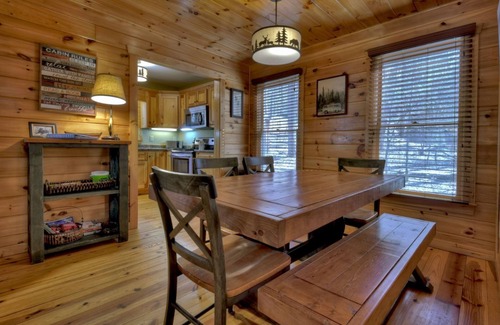 Ellijay Cabin | Harley's River Retreat - Pet-friendly & hot tub in Coosawattee!