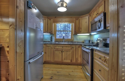 Ellijay Cabin | Harley's River Retreat - Pet-friendly & hot tub in Coosawattee!