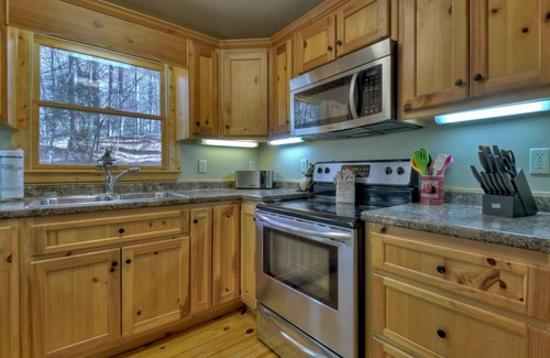 Ellijay Cabin | Harley's River Retreat - Pet-friendly & hot tub in Coosawattee!