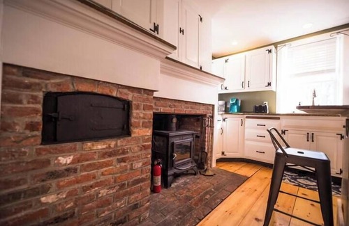 Plymouth Cultural District House | Harlow Bishop House walk to ocean in town, hot tub