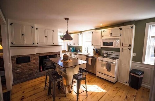 Plymouth Cultural District House | Harlow Bishop House walk to ocean in town, hot tub