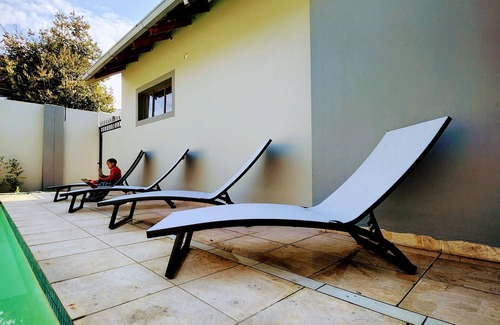 Greater Johannesburg Metropolitan Area Cottage | Harmony Apartment: Stylish 1-Bedroom in Parkmore with Uninterrupted Solar Power