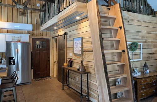 Marshall House | Harmony Hollow barndominium with hot tub near Sugar Creek n