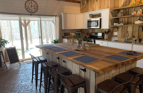 Marshall House | Harmony Hollow barndominium with hot tub near Sugar Creek n