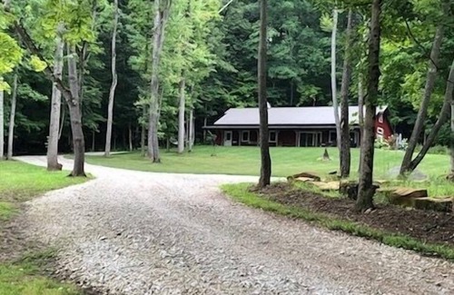 Marshall House | Harmony Hollow barndominium with hot tub near Sugar Creek n