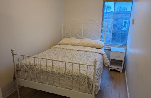 Ville-Emard House | Harmony room near Metro Monk station with Self Check-in