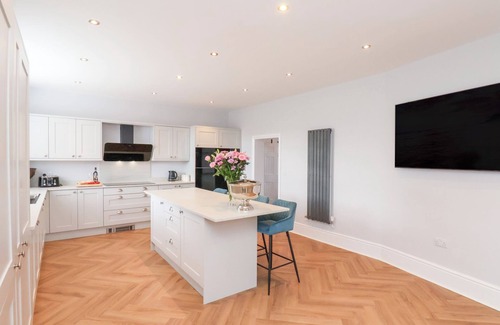 Driffield Cottage | HARPHAM MANOR HOUSE, pet friendly, with hot tub in Nafferton