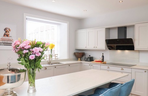 Driffield Cottage | HARPHAM MANOR HOUSE, pet friendly, with hot tub in Nafferton