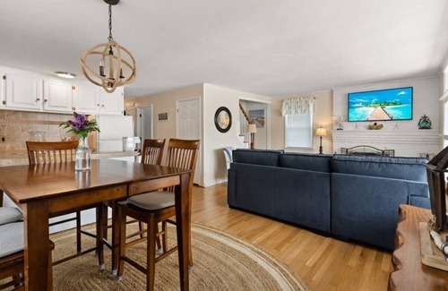 Hampton House | Harris Ave Hideaway | Private Deck | Near Marina