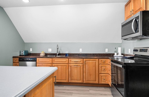 East Hillside Apartment | Harris House | Suite 5 | On Medical Campus