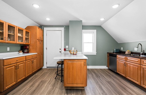 East Hillside Apartment | Harris House | Suite 5 | On Medical Campus