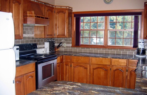 Kent House | Harrison Hot Springs: Vacation Rentals in South Garden