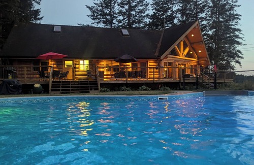 Kent Ski Chalet | Harrison Oak Chalet/5 minutes to Harrison Lake, with game room & deck