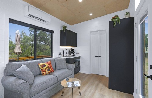 Dripping Springs Cottage | Harrod's Hill Country Hideaway - The Sunflower