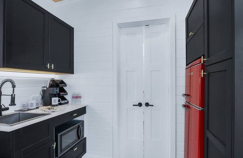 Dripping Springs Cottage | Harrod's Hill Country Hideaway - The Sunflower