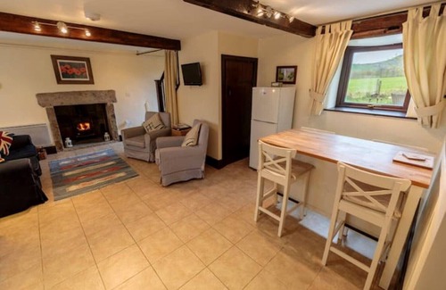 Peak District Cottage | Harry Eyre Cottage, a Stunning Location With Fabulous Views of Mam Tor