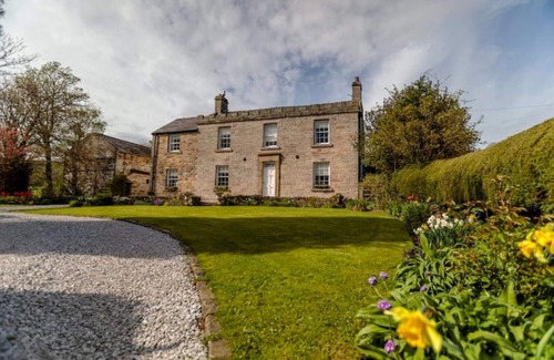 Peak District Cottage | Harry Eyre Cottage, a Stunning Location With Fabulous Views of Mam Tor