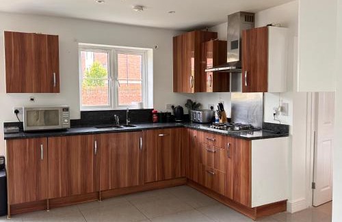 Leavesden Villa | Harry Potter Stay - Watford & London Links - Large Family