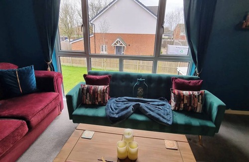 Watford Apartment | Harry Potter themed 'Apartment 9 3/4'. Just 10 min walk to Warner Bros Studios!